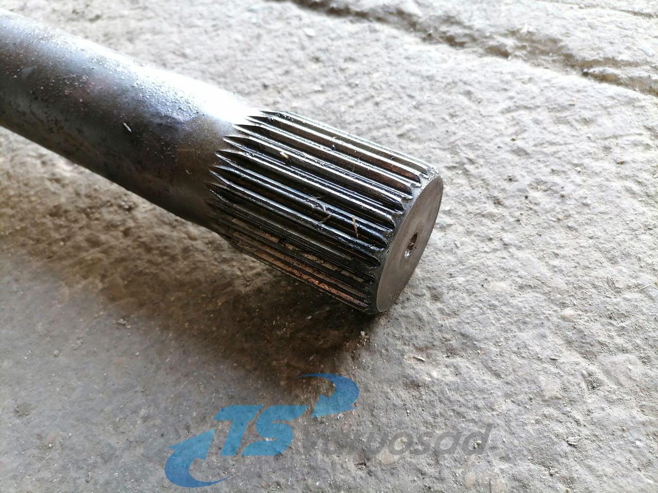 MAN Drive shaft 81355020136 - Eixo cardan de Caminhão: foto 2 MAN Drive shaft 81355020136 - Eixo cardan de Caminhão: foto 2