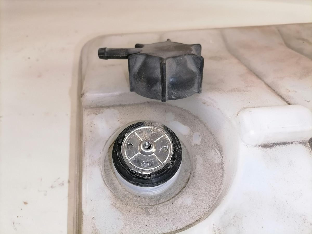 MAN Expansion tank 81061026203 - Peça universal de Caminhão: foto 5 MAN Expansion tank 81061026203 - Peça universal de Caminhão: foto 5