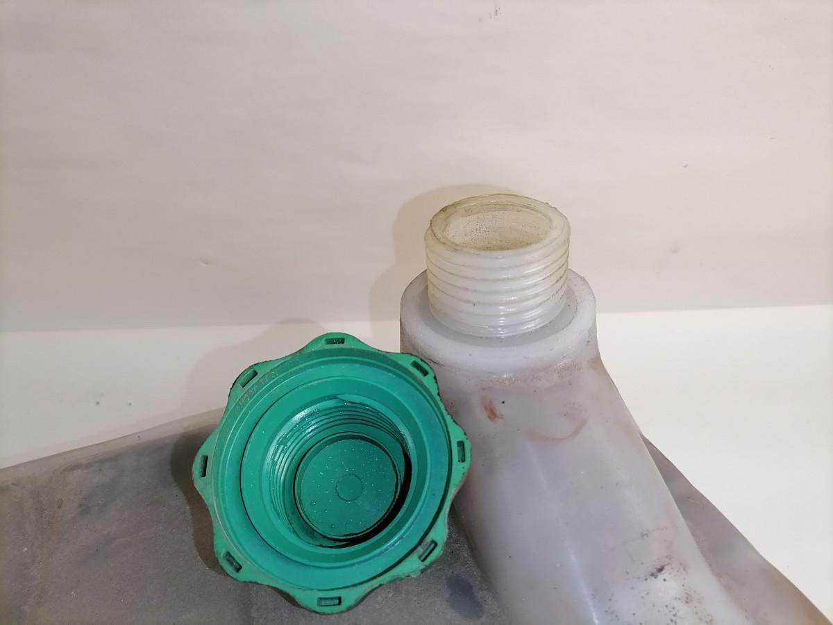 MAN Expansion tank 81061026203 - Peça universal de Caminhão: foto 4 MAN Expansion tank 81061026203 - Peça universal de Caminhão: foto 4