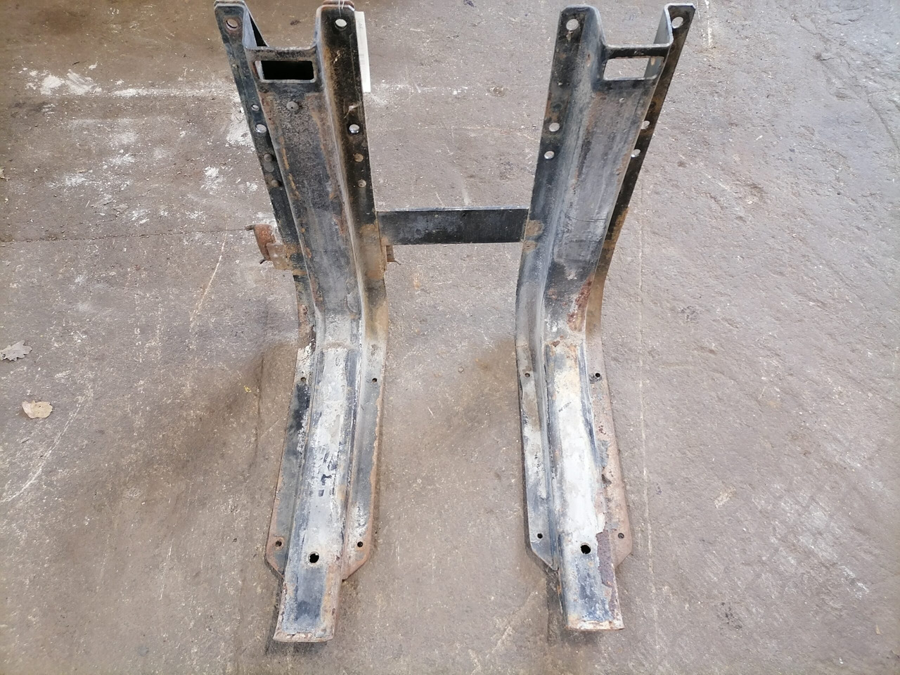 MAN Fuel tank bracket 81418015492 - Tanque de combustível de Caminhão: foto 2 MAN Fuel tank bracket 81418015492 - Tanque de combustível de Caminhão: foto 2