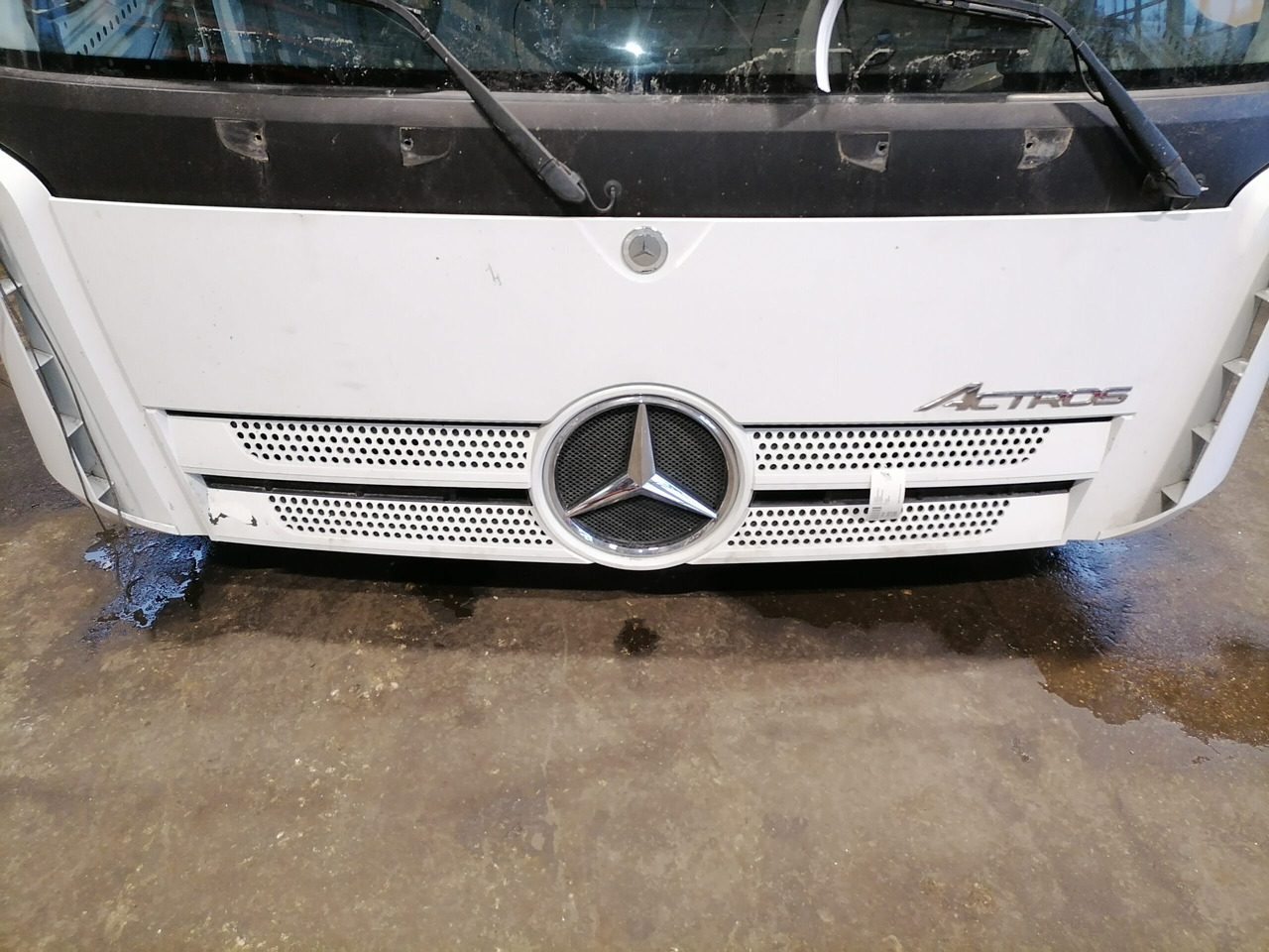 Mercedes-Benz Iluvõre A9607500409 - Grade radiador de Caminhão: foto 1 Mercedes-Benz Iluvõre A9607500409 - Grade radiador de Caminhão: foto 1
