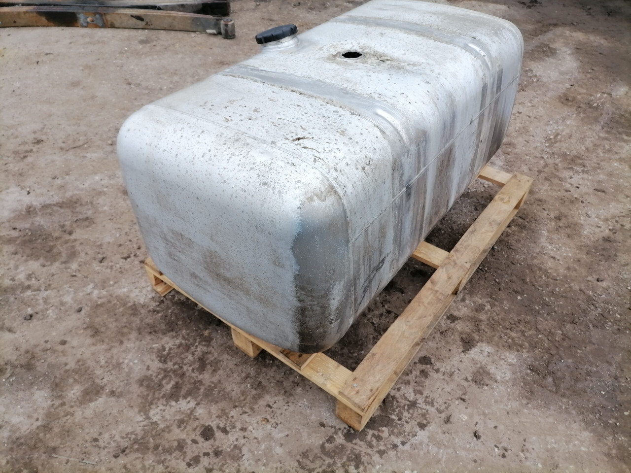 Mercedes-Benz Kütusepaak 390L A9604701303 - Tanque de combustível de Caminhão: foto 2 Mercedes-Benz Kütusepaak 390L A9604701303 - Tanque de combustível de Caminhão: foto 2