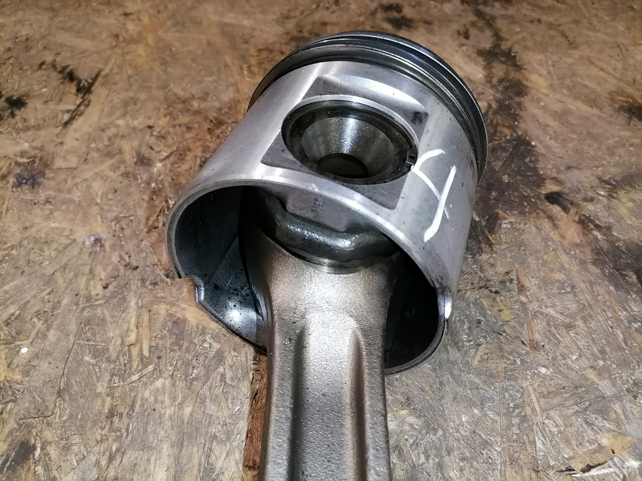 Scania Connecting rod + piston 1798596 - Piston/ Anel/ Buch de Caminhão: foto 3 Scania Connecting rod + piston 1798596 - Piston/ Anel/ Buch de Caminhão: foto 3