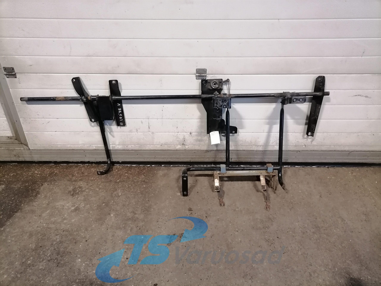 Volvo Kabiini tuulesuunaja kandur 82211420 - Peça universal de Caminhão: foto 1 Volvo Kabiini tuulesuunaja kandur 82211420 - Peça universal de Caminhão: foto 1