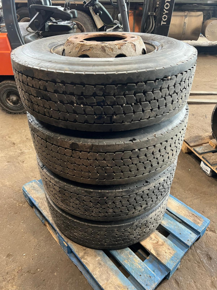 Volvo Sava avant A3 285/70R19.5 28570R195 - Jantes e pneus de Caminhão: foto 2 Volvo Sava avant A3 285/70R19.5 28570R195 - Jantes e pneus de Caminhão: foto 2