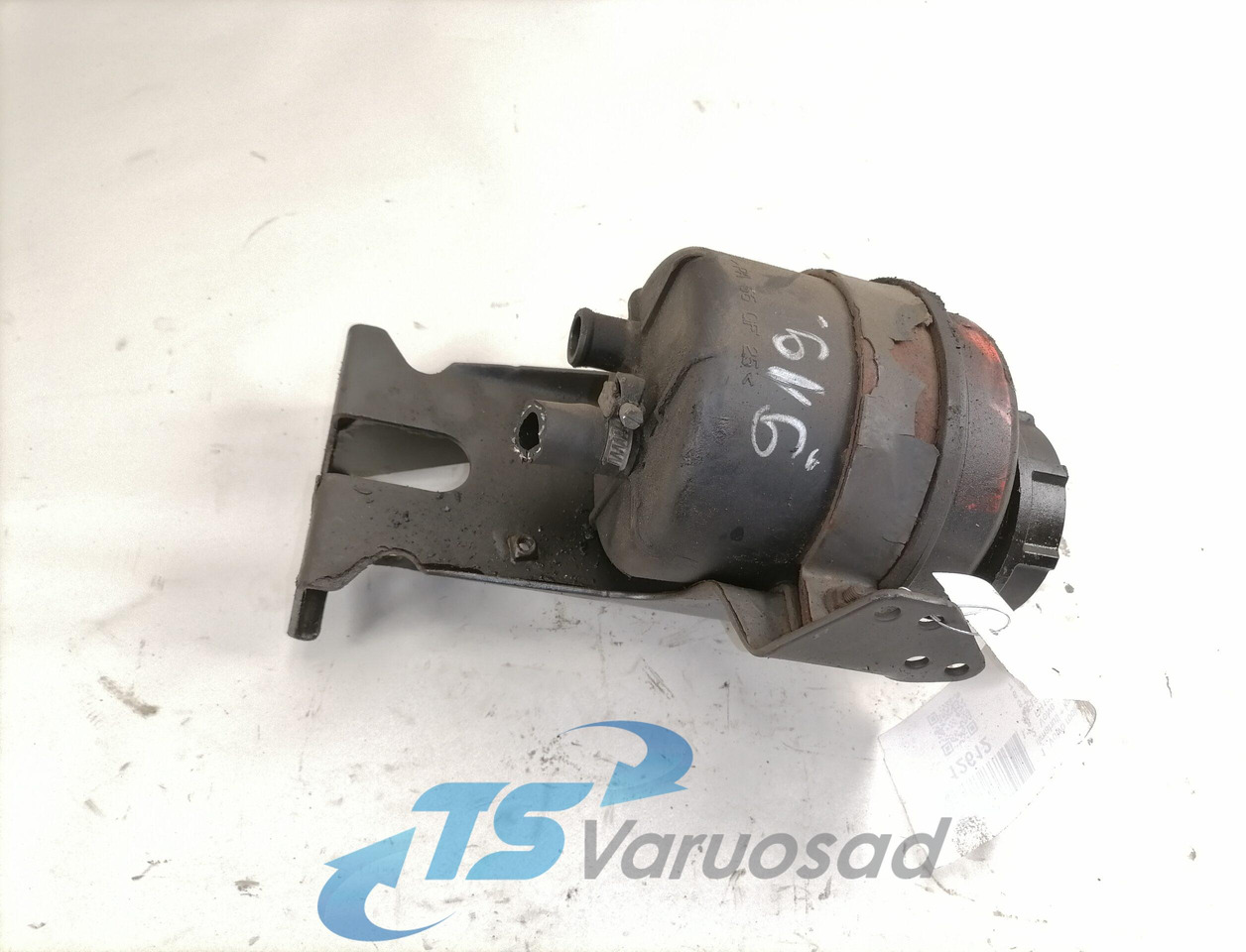 Volvo Steering oil tank+ bracket 1592945 - Mangueira de direção de Caminhão: foto 1 Volvo Steering oil tank+ bracket 1592945 - Mangueira de direção de Caminhão: foto 1