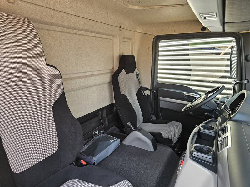 Caminhão furgão MAN TGM 26.320 / 6x2-4 / LBW / 6000kg TAIL LIFT: foto 17
