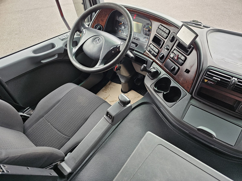 Fotografia de interior 2: Camião de caixa aberta/ Plataforma, Caminhão grua Mercedes-Benz ACTROS 2541 6X2 / PALFINGER PK 42 t/m CRANE / KRAN