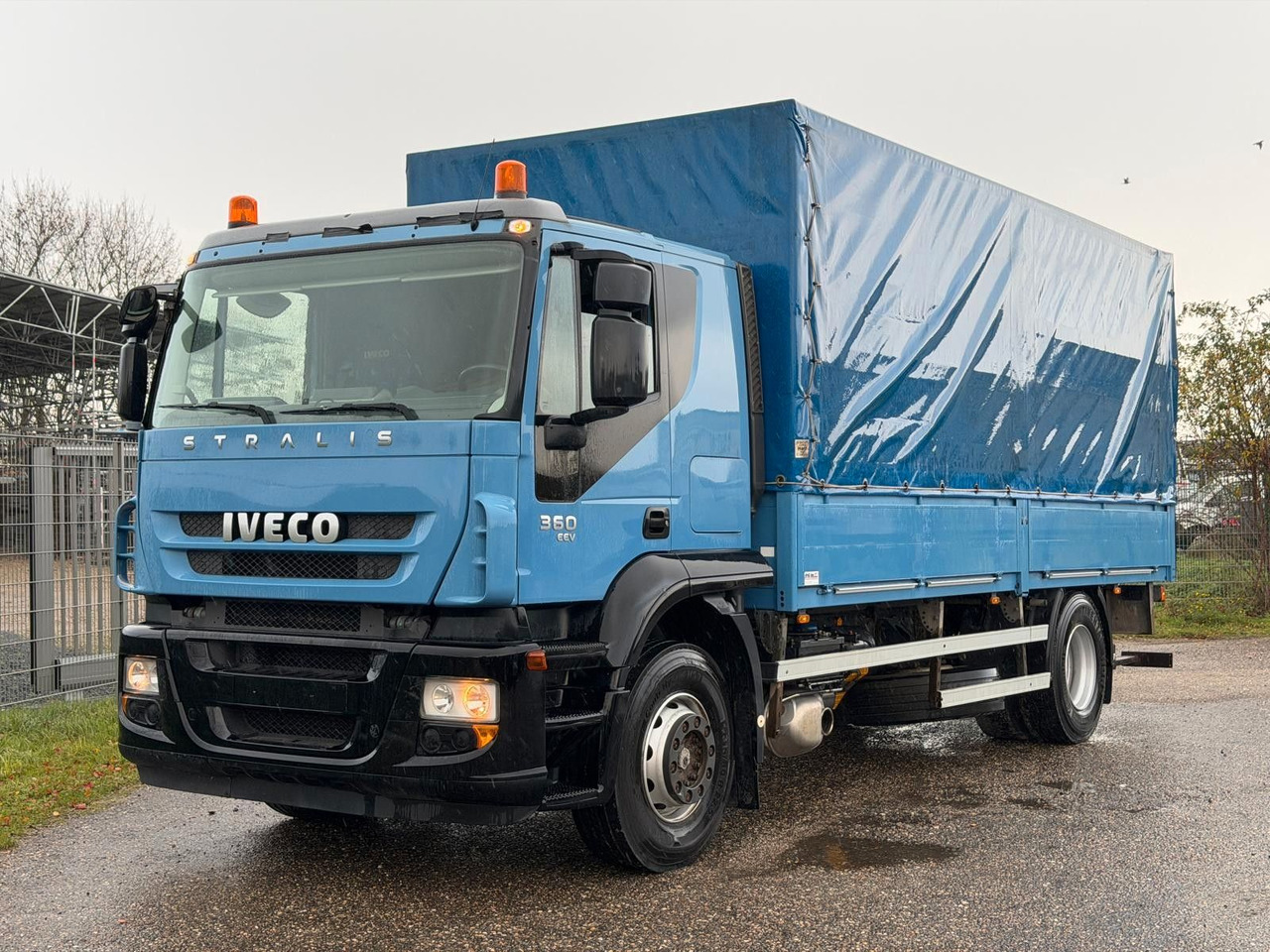 Iveco 190S36/9 Stralis Pritsche & Hebebühne 3 to. TOP - Caminhão com lona: foto 1 Iveco 190S36/9 Stralis Pritsche & Hebebühne 3 to. TOP - Caminhão com lona: foto 1