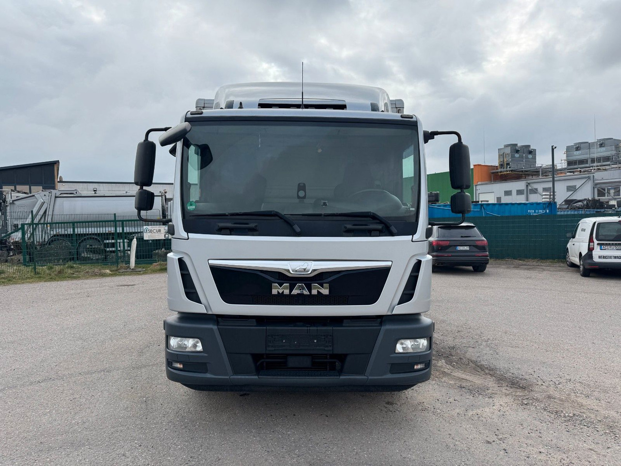 MAN 15.290 4X2 Koffer mit Hebebühne AHK - Caminhão furgão: foto 5 MAN 15.290 4X2 Koffer mit Hebebühne AHK - Caminhão furgão: foto 5