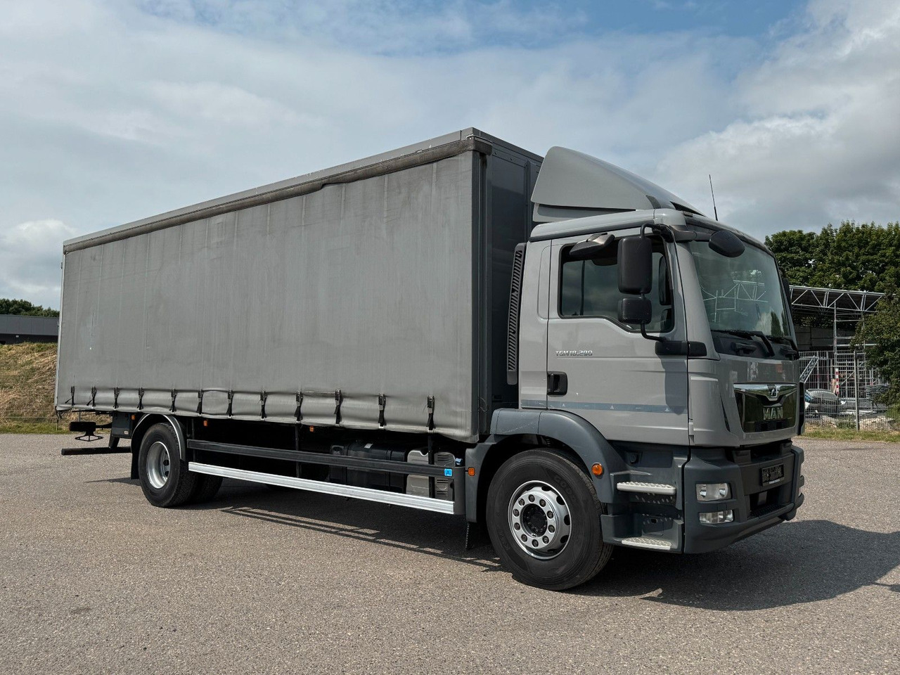 MAN 18.290 4X2 Koffer / Plane Top Zustand 8,30 Meter - Caminhão furgão: foto 1 MAN 18.290 4X2 Koffer / Plane Top Zustand 8,30 Meter - Caminhão furgão: foto 1
