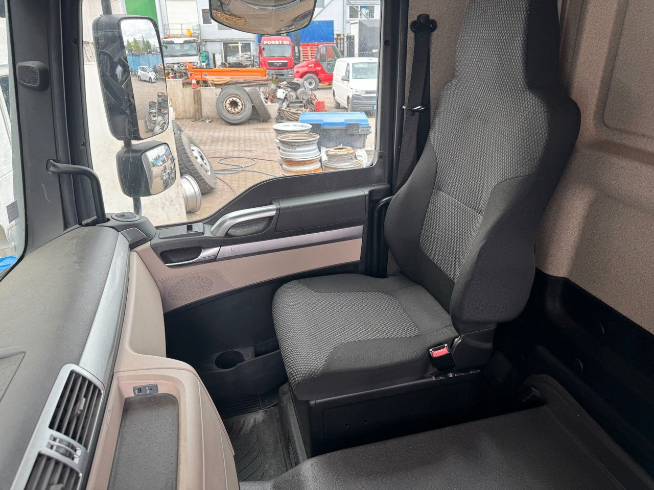 MAN 18.290 4X2 Koffer / Plane Top Zustand 8,30 Meter - Caminhão furgão: foto 4 MAN 18.290 4X2 Koffer / Plane Top Zustand 8,30 Meter - Caminhão furgão: foto 4