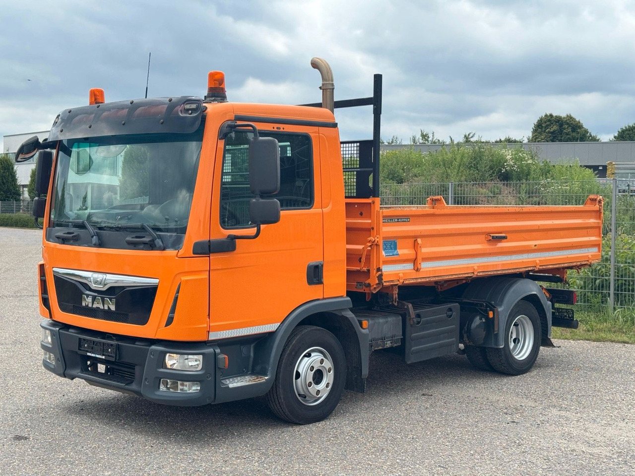 MAN 8.220 4x2 Meiller 3S. Kipper | Sperrdiff. | AHK - Caminhão basculante: foto 2 MAN 8.220 4x2 Meiller 3S. Kipper | Sperrdiff. | AHK - Caminhão basculante: foto 2