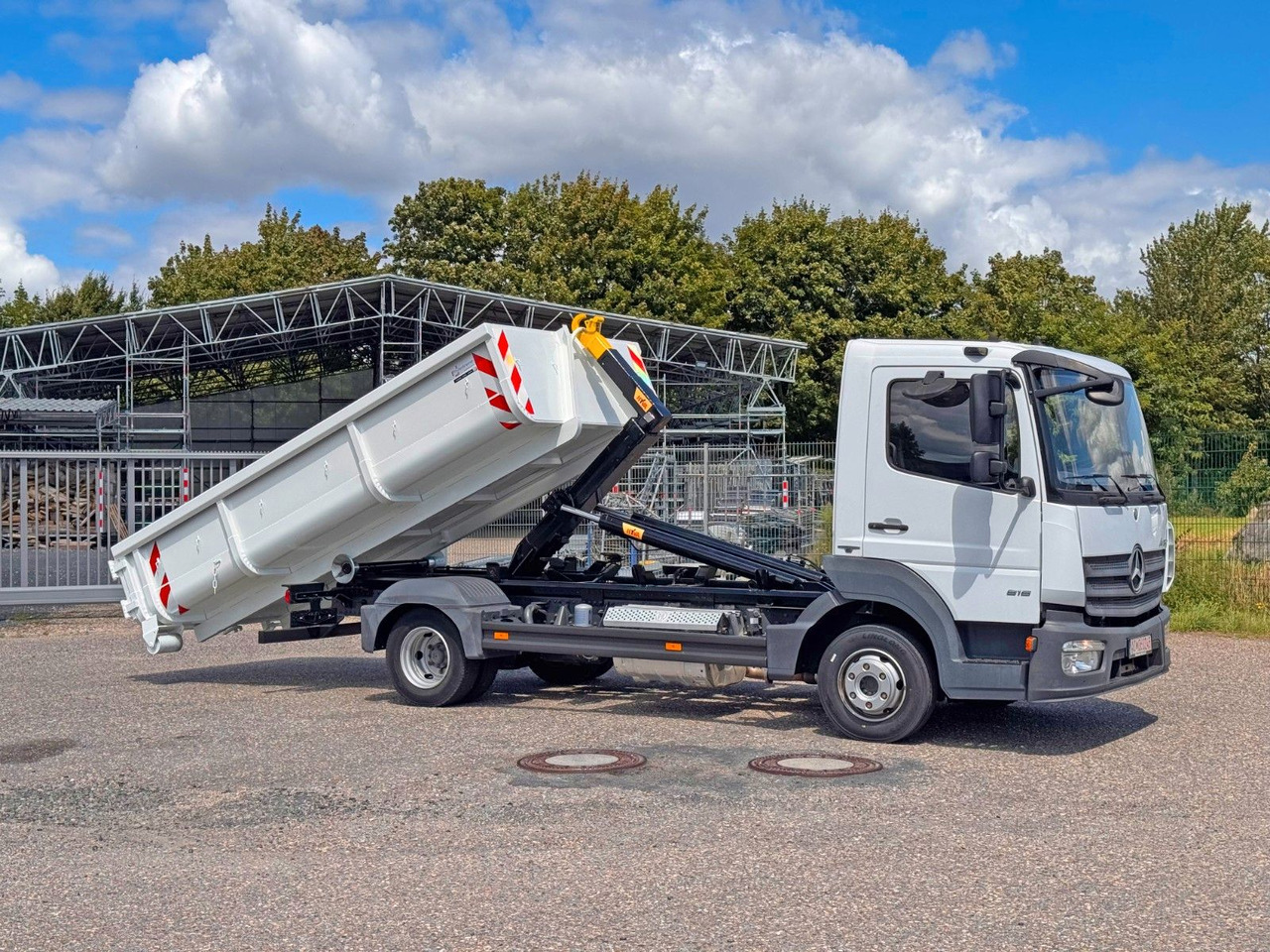 Mercedes-Benz 816 4X2 mit neuem Hyva Abroller Funk - Caminhão polibenne: foto 1 Mercedes-Benz 816 4X2 mit neuem Hyva Abroller Funk - Caminhão polibenne: foto 1