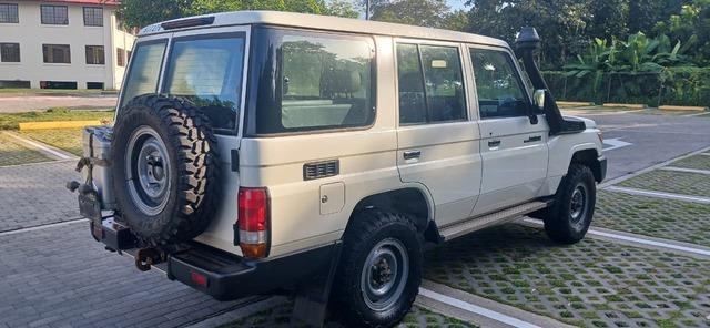 Toyota Land Cruiser 76 - Automóvel: foto 3 Toyota Land Cruiser 76 - Automóvel: foto 3