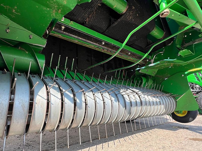 Enfardadeira de fardos redondos John Deere 842 HiFlow: foto 12