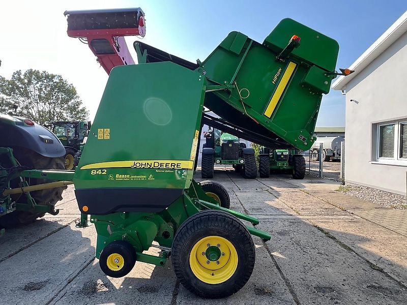 Enfardadeira de fardos redondos John Deere 842 HiFlow: foto 14