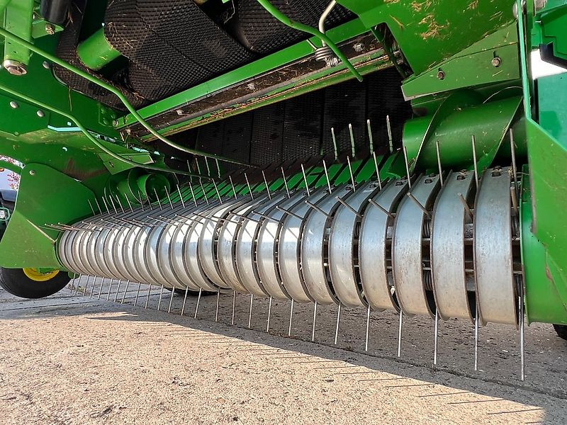 Enfardadeira de fardos redondos John Deere 842 HiFlow: foto 11