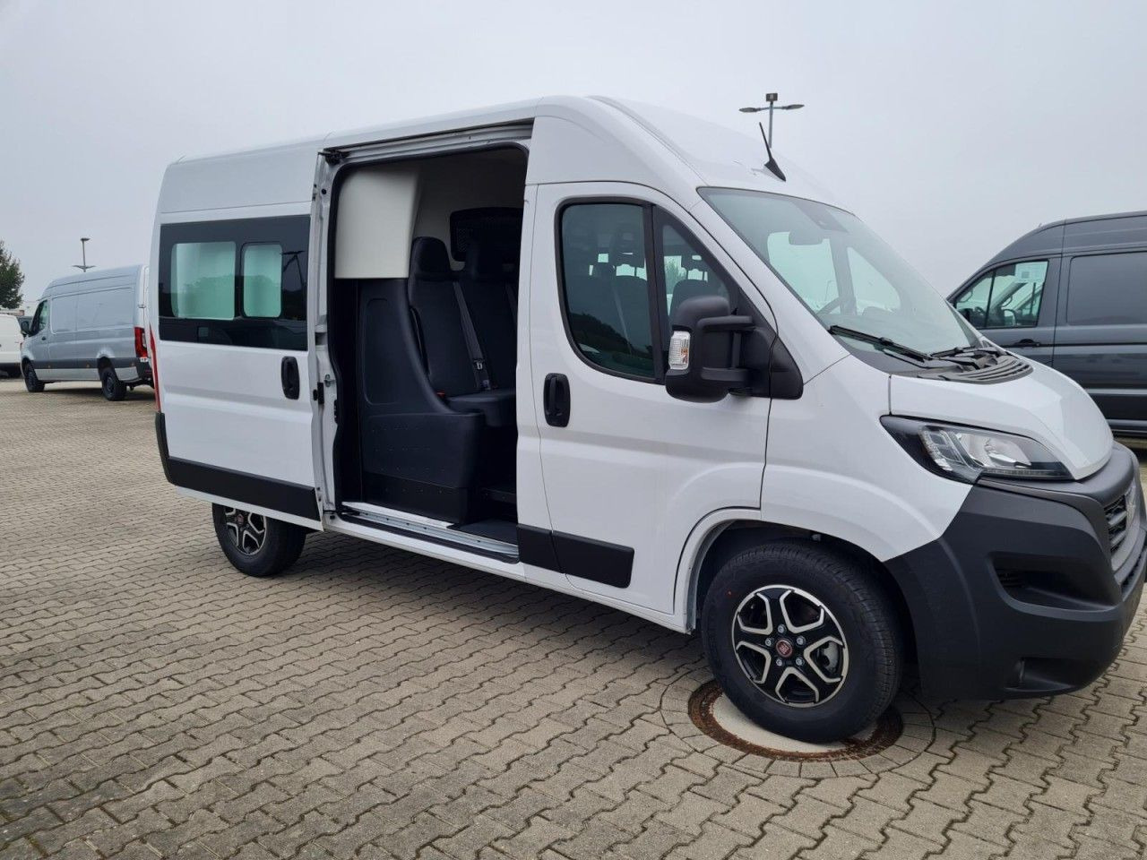 Fiat Ducato 35 Kasten Doka 7-Sitze 2x Schiebetür Maxi - Furgão, Carrinha cabine dupla: foto 3 Fiat Ducato 35 Kasten Doka 7-Sitze 2x Schiebetür Maxi - Furgão, Carrinha cabine dupla: foto 3