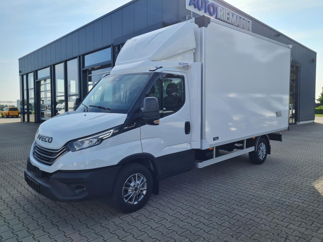 Iveco 35S 18 3.0 Koffer Hi Matic LM KLIMA KAMERA Navig - Carrinha de contentor: foto 3 Iveco 35S 18 3.0 Koffer Hi Matic LM KLIMA KAMERA Navig - Carrinha de contentor: foto 3