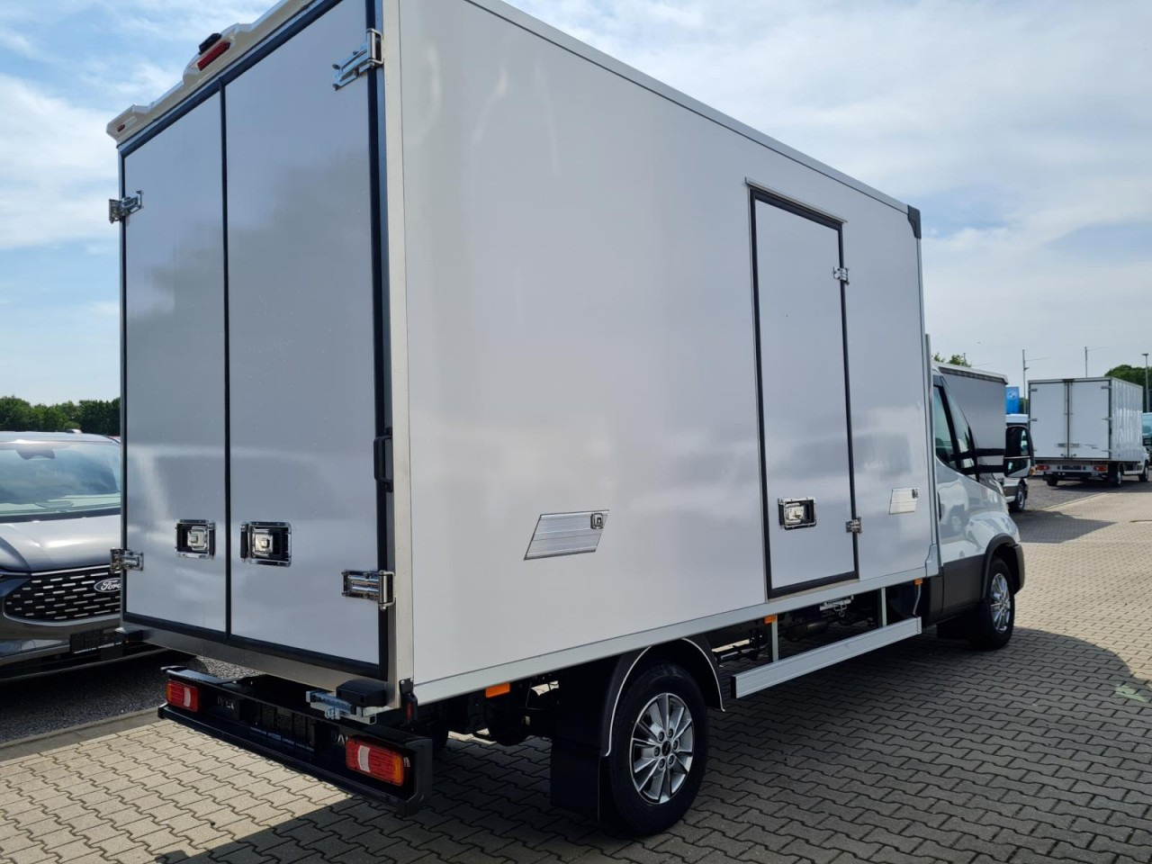 Iveco DAILY 35S18 Koffer Automatik ALU KAMERA NAVI TEMPOMAT - Carrinha de contentor: foto 4 Iveco DAILY 35S18 Koffer Automatik ALU KAMERA NAVI TEMPOMAT - Carrinha de contentor: foto 4