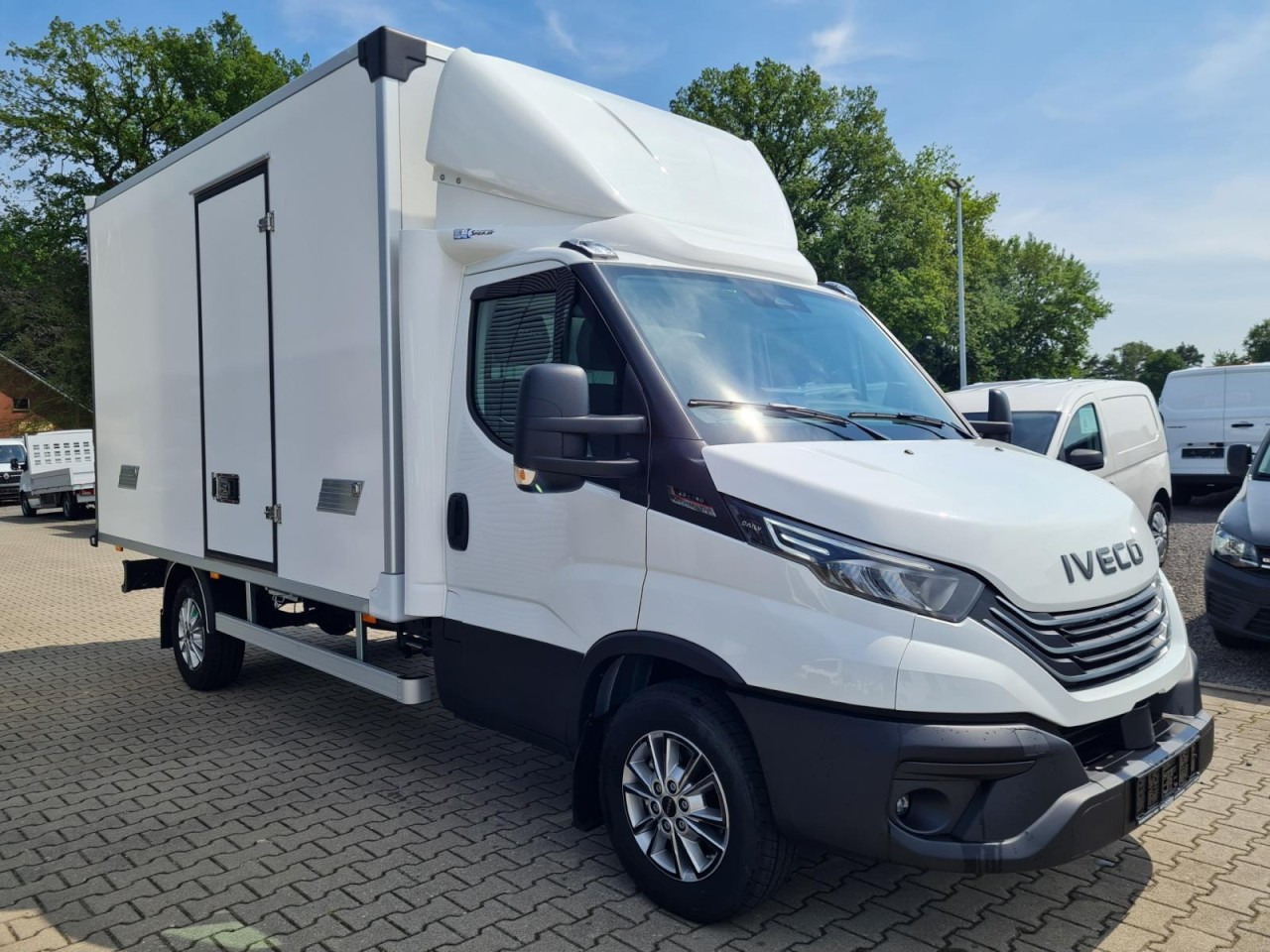 Iveco DAILY 35S18 Koffer Automatik ALU KAMERA NAVI TEMPOMAT - Carrinha de contentor: foto 3 Iveco DAILY 35S18 Koffer Automatik ALU KAMERA NAVI TEMPOMAT - Carrinha de contentor: foto 3