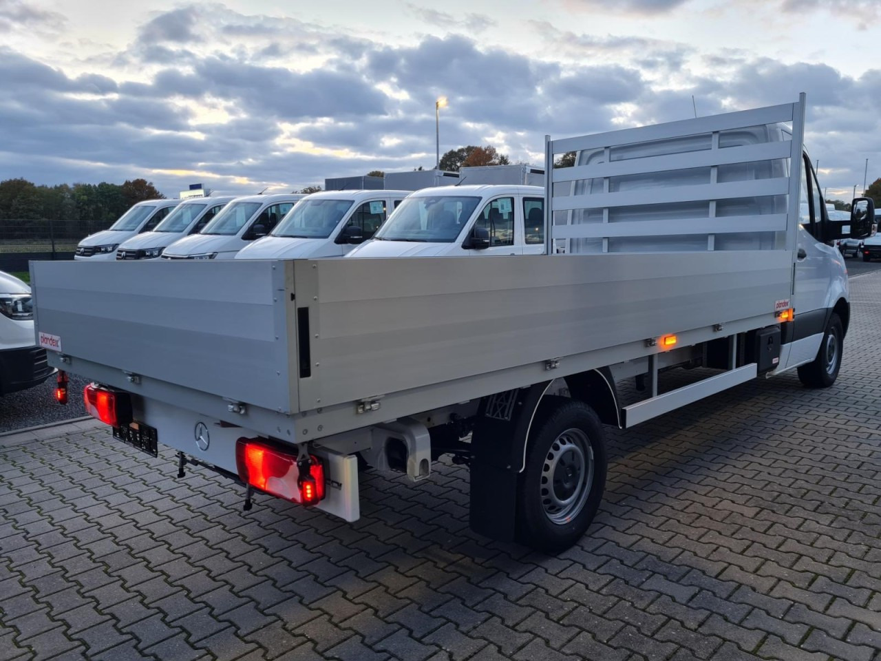 Mercedes-Benz Sprinter 317 CDI Pritsche L3 lang RWD KLIMA TEMPOMAT - Furgão caixa aberta: foto 4 Mercedes-Benz Sprinter 317 CDI Pritsche L3 lang RWD KLIMA TEMPOMAT - Furgão caixa aberta: foto 4