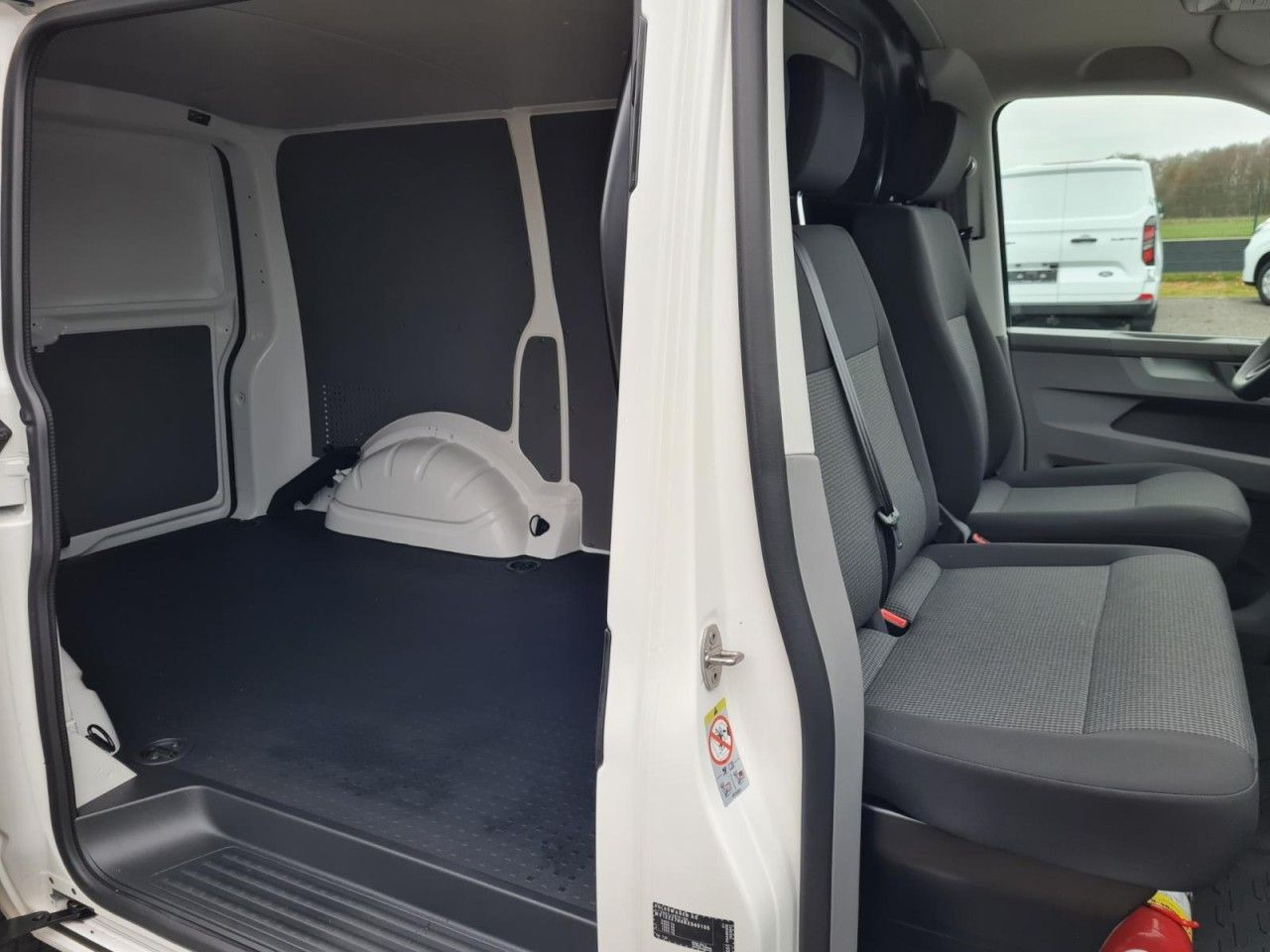 Locação de  Volkswagen T6.1 Kasten L1 KR Heckklappe KAMERA KLIMA ALLWET Volkswagen T6.1 Kasten L1 KR Heckklappe KAMERA KLIMA ALLWET: foto 19