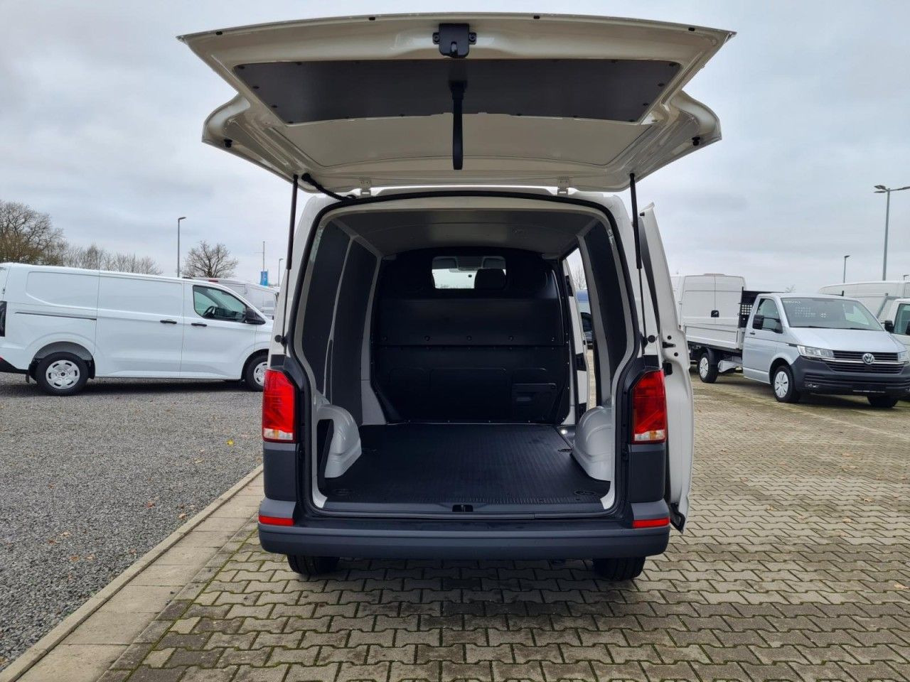 Locação de  Volkswagen T6.1 Kasten L1 KR Heckklappe KAMERA KLIMA ALLWET Volkswagen T6.1 Kasten L1 KR Heckklappe KAMERA KLIMA ALLWET: foto 21