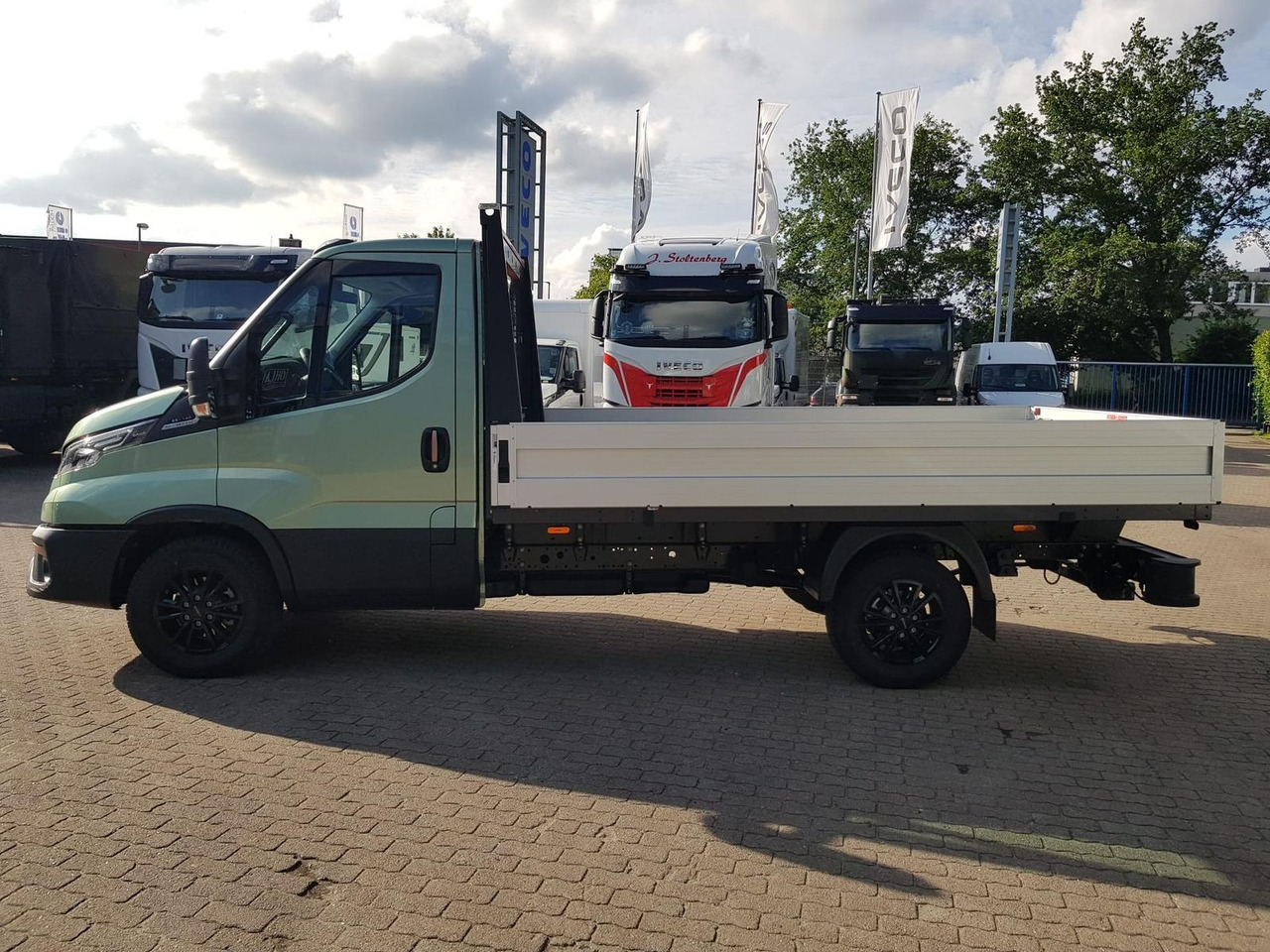 Iveco Daily 35S14HA8 Pritsche AHK 100 kW (136 PS),... - Furgão caixa aberta: foto 2 Iveco Daily 35S14HA8 Pritsche AHK 100 kW (136 PS),... - Furgão caixa aberta: foto 2