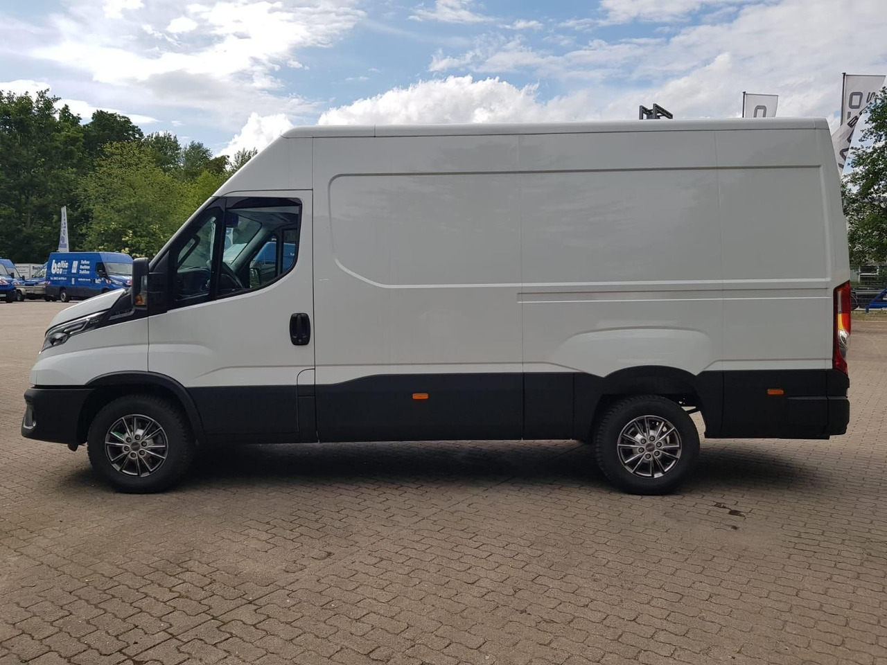 Iveco Daily 35S18HA8 V 3520L mit AHK, Rückfahrkamer... - Furgão: foto 2 Iveco Daily 35S18HA8 V 3520L mit AHK, Rückfahrkamer... - Furgão: foto 2