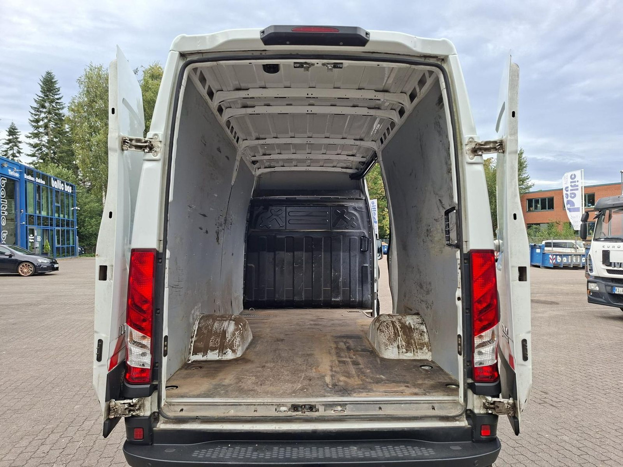 Locação de  Iveco Daily 50C18HA8 V AHK, RADIO, KLIMA, 132 kW (1... Iveco Daily 50C18HA8 V AHK, RADIO, KLIMA, 132 kW (1...: foto 6