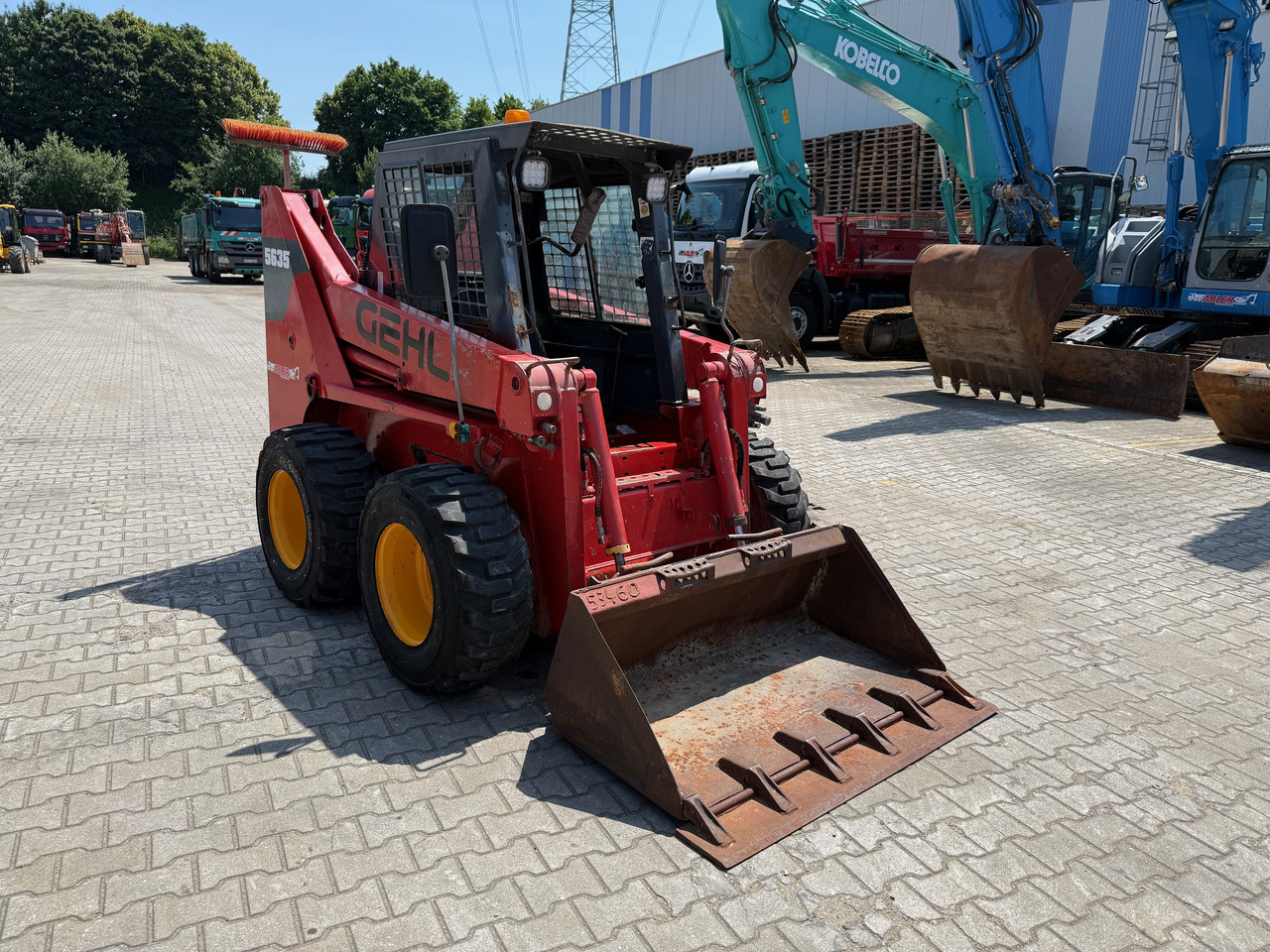 Gehl 5635 Kompaktlader Schaufel + Kehrmaschine - Carregadeira de rodas: foto 3 Gehl 5635 Kompaktlader Schaufel + Kehrmaschine - Carregadeira de rodas: foto 3