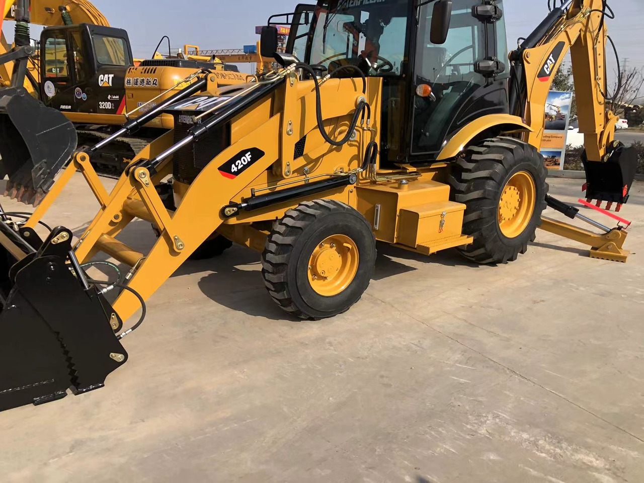 Caterpillar 420F - Retroescavadeira: foto 1 Caterpillar 420F - Retroescavadeira: foto 1