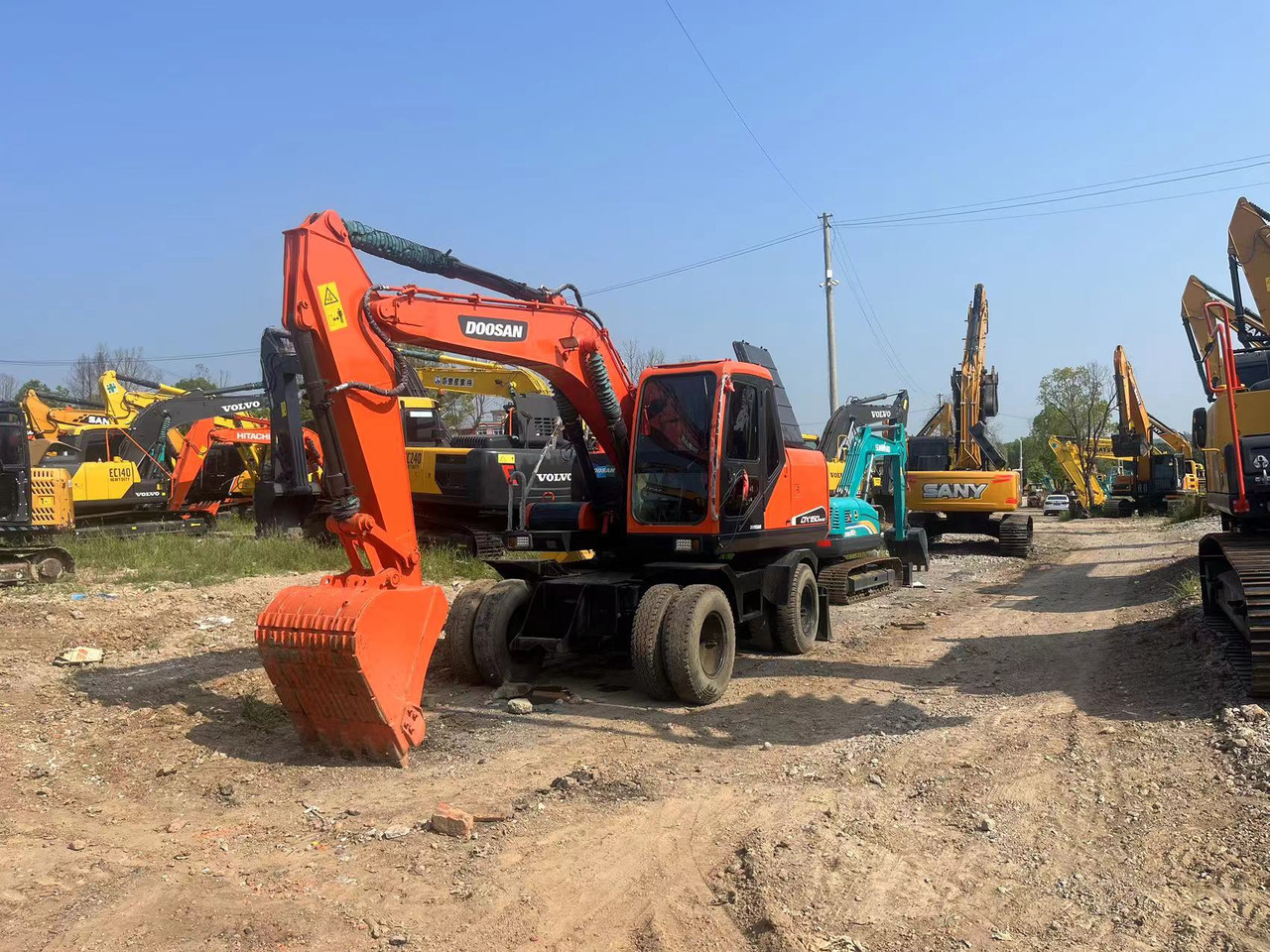 Doosan DX150W-9C - Escavadeira de rodas: foto 1 Doosan DX150W-9C - Escavadeira de rodas: foto 1