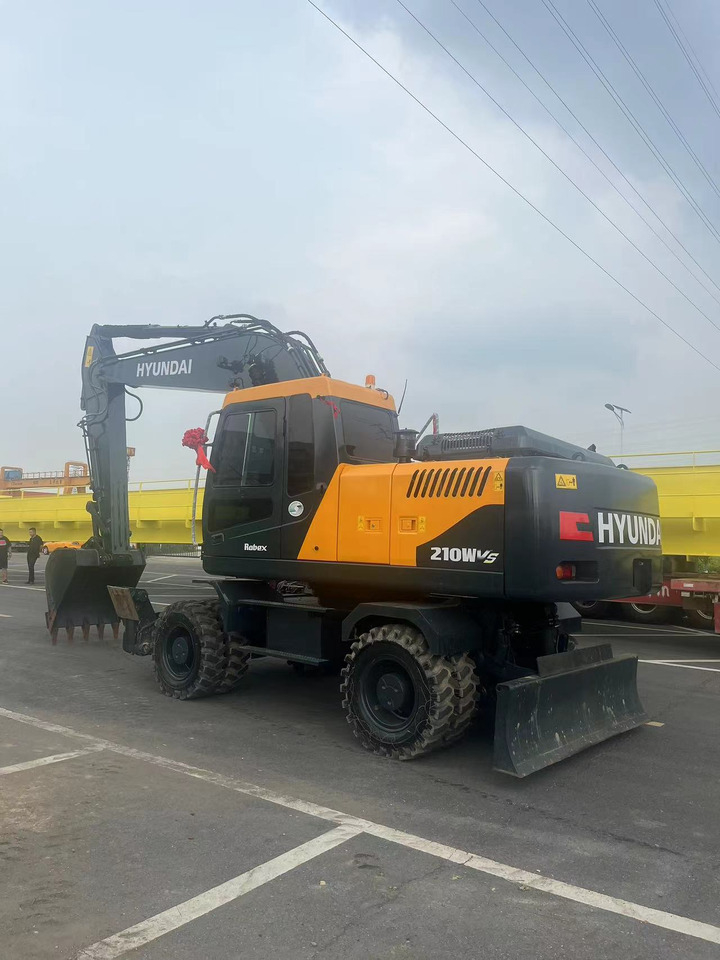 HYUNDAI R210W - Escavadeira de rodas: foto 1 HYUNDAI R210W - Escavadeira de rodas: foto 1