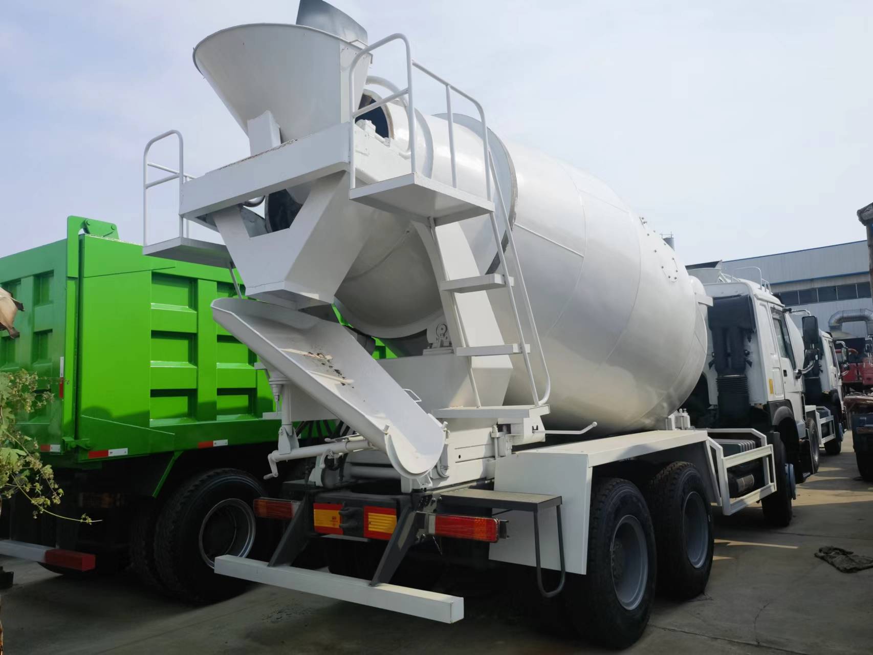 Caminhão betoneira Sinotruk HOWO 371 6*4 Concrete mixer truck: foto 9