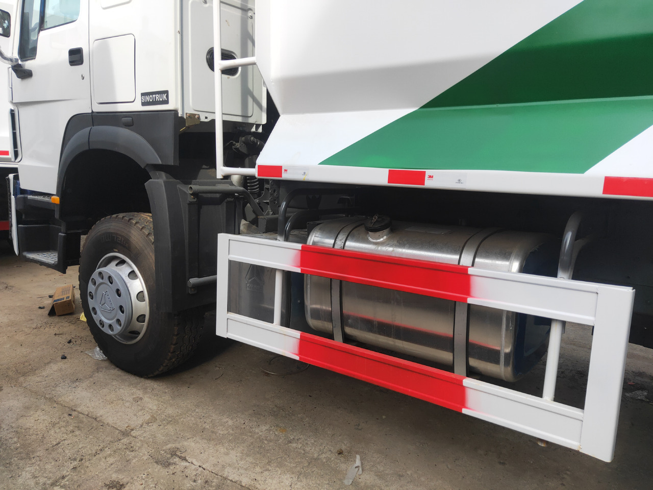 Sinotruk HOWO 371 6*4 Dump truck - Caminhão basculante: foto 4 Sinotruk HOWO 371 6*4 Dump truck - Caminhão basculante: foto 4