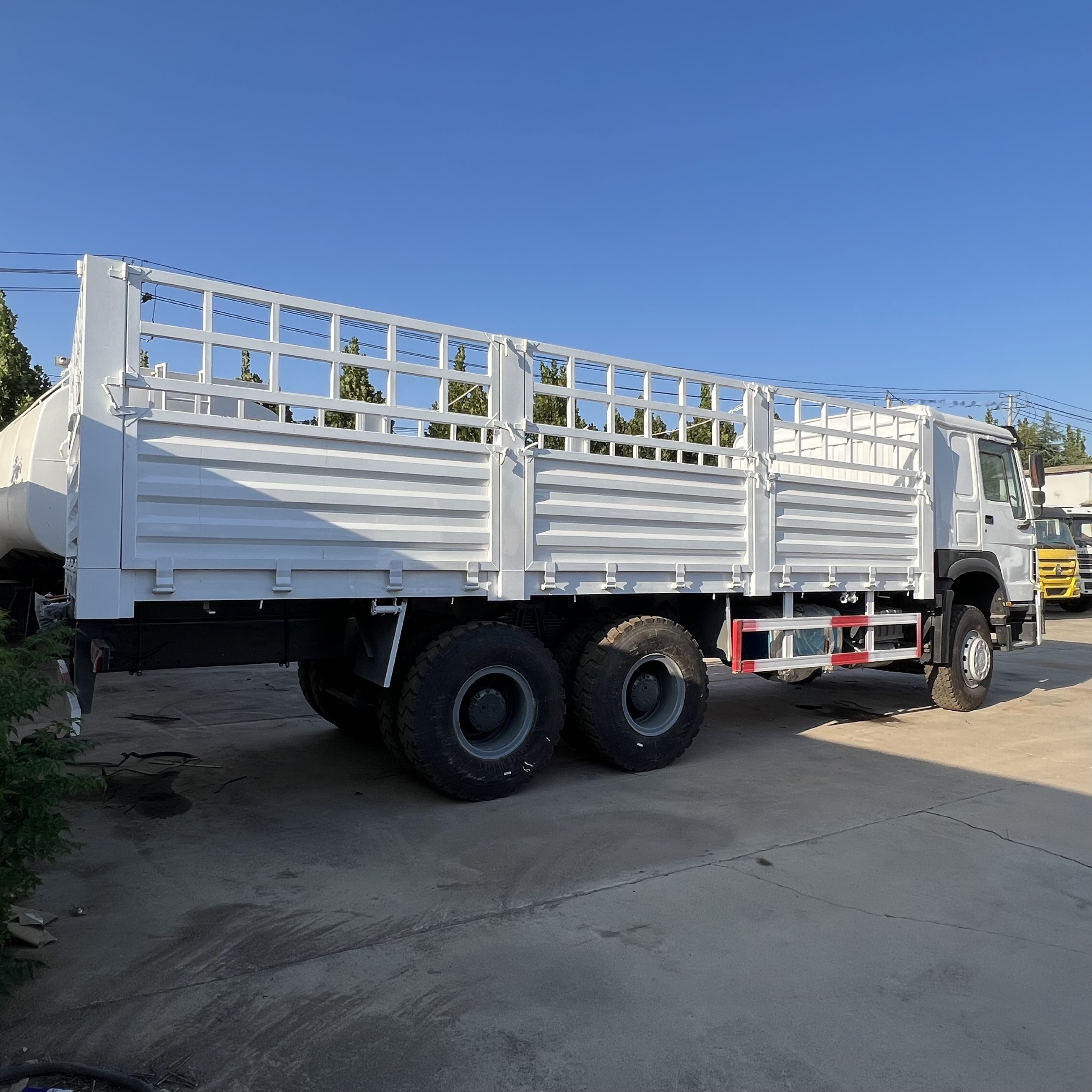 Sinotruk HOWO 371 6*4 Fence Truck - Camião de caixa aberta/ Plataforma: foto 4 Sinotruk HOWO 371 6*4 Fence Truck - Camião de caixa aberta/ Plataforma: foto 4
