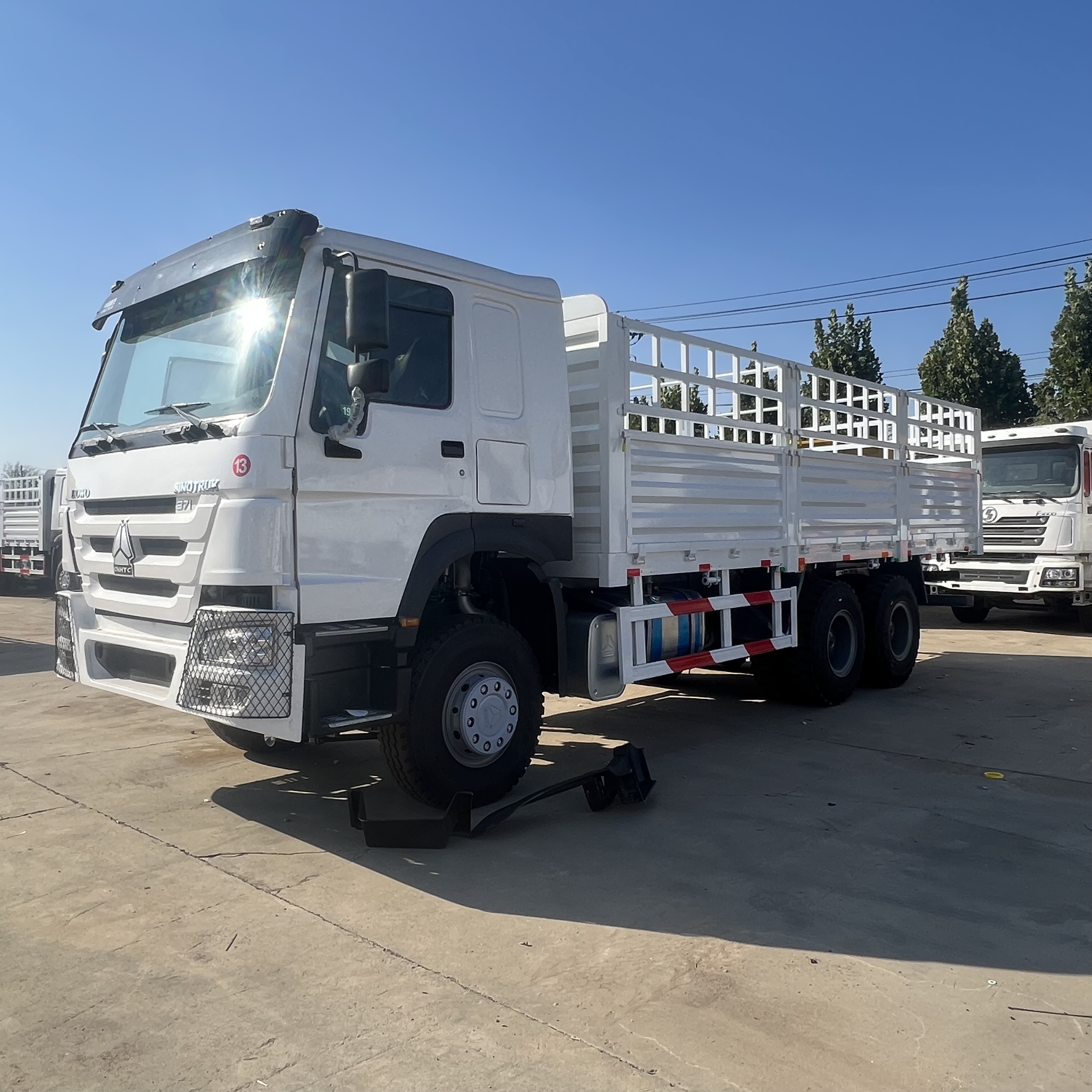 Sinotruk HOWO 371 6*4 Fence truck - Camião de caixa aberta/ Plataforma: foto 1 Sinotruk HOWO 371 6*4 Fence truck - Camião de caixa aberta/ Plataforma: foto 1