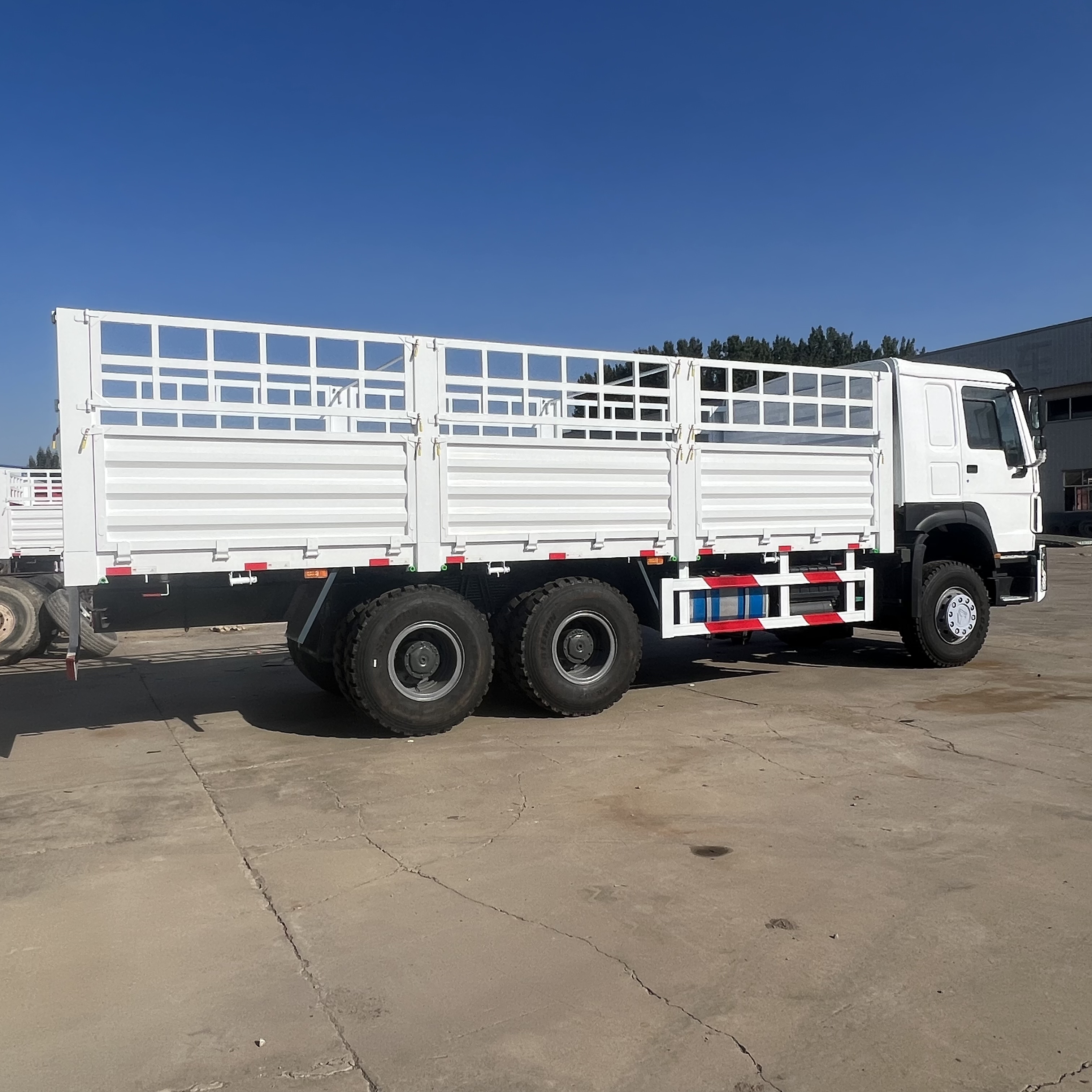 Sinotruk HOWO 371 6*4 Fence truck - Camião de caixa aberta/ Plataforma: foto 3 Sinotruk HOWO 371 6*4 Fence truck - Camião de caixa aberta/ Plataforma: foto 3