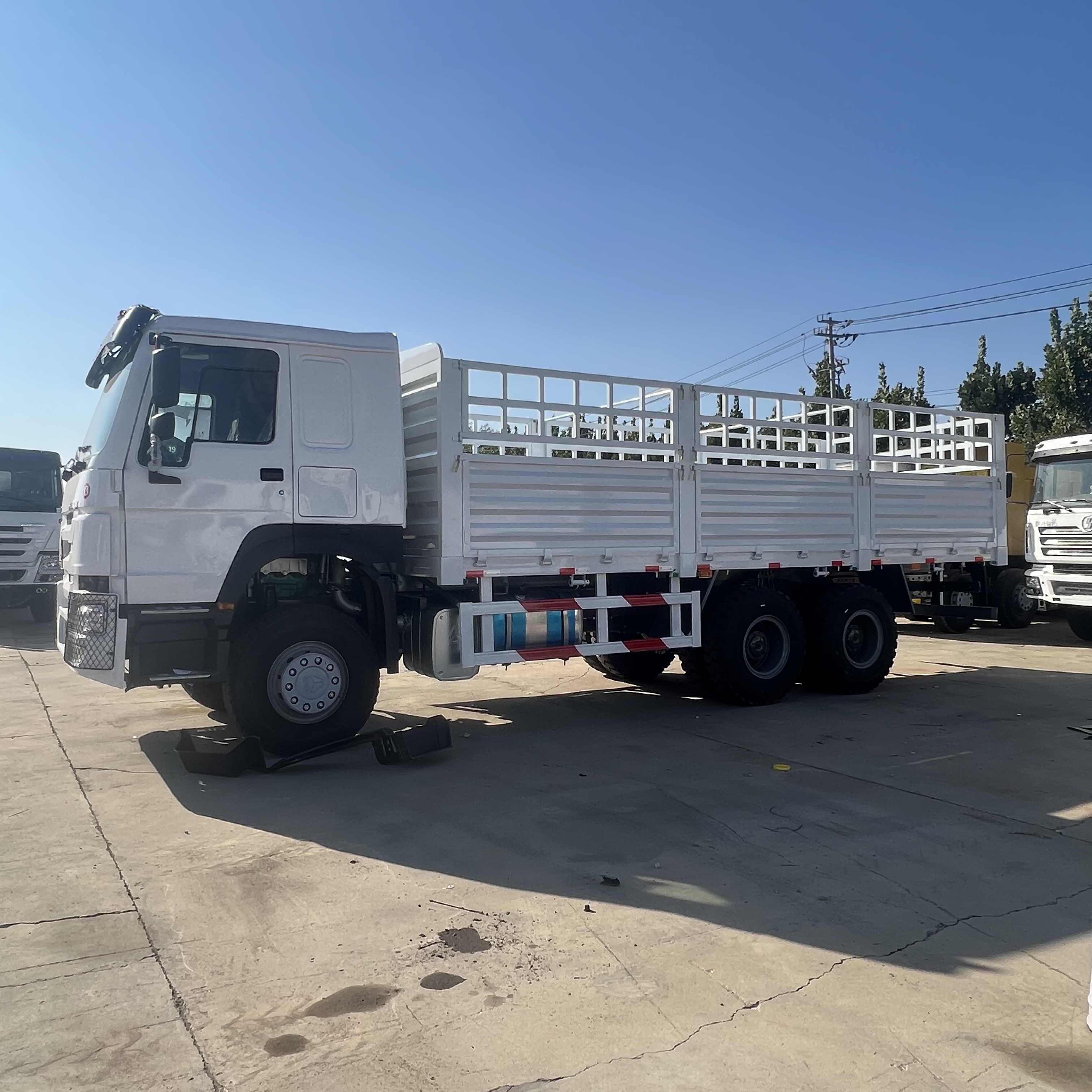 Sinotruk HOWO 371 6*4 Fence truck - Camião de caixa aberta/ Plataforma: foto 2 Sinotruk HOWO 371 6*4 Fence truck - Camião de caixa aberta/ Plataforma: foto 2