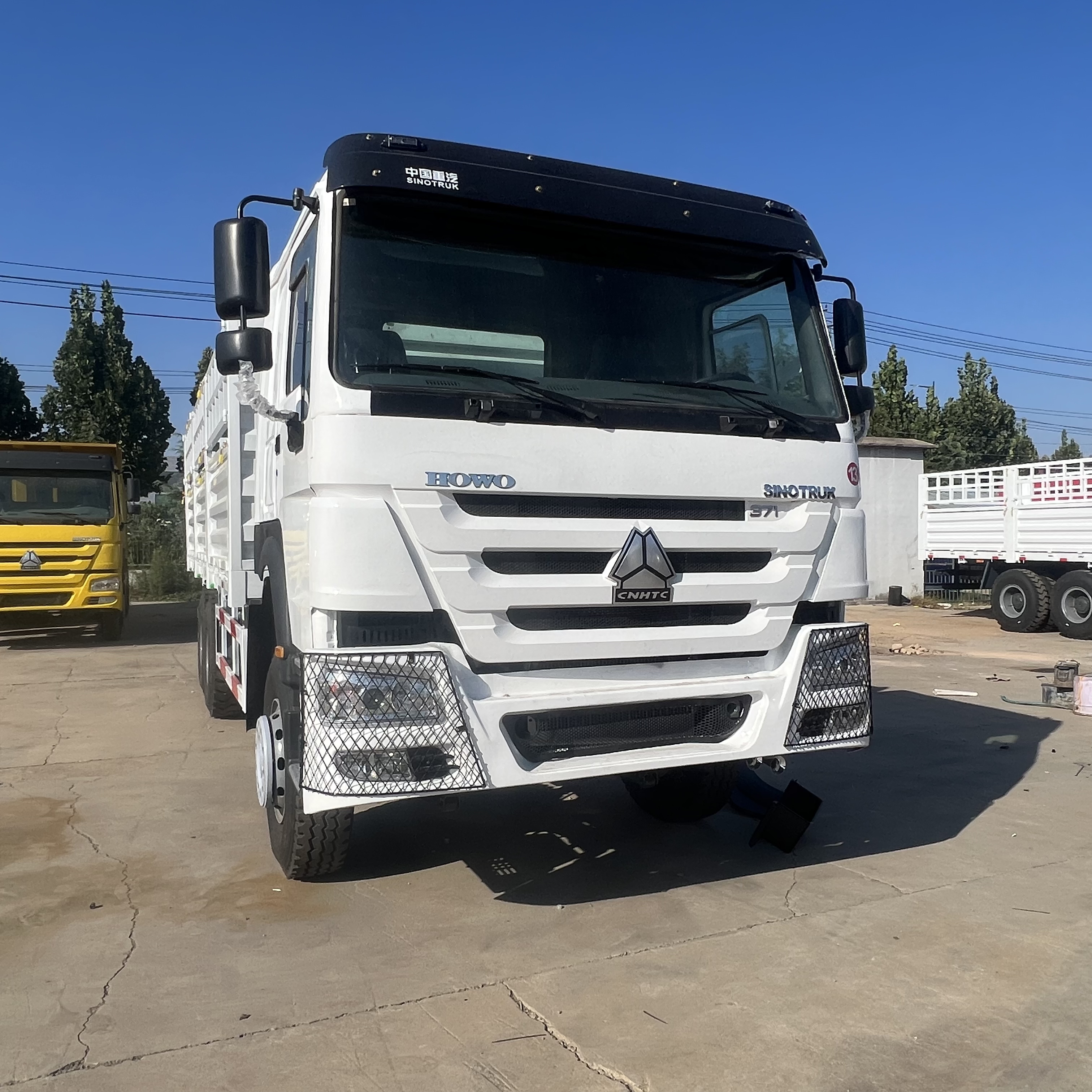 Sinotruk HOWO 371 6*4 Fence truck - Camião de caixa aberta/ Plataforma: foto 5 Sinotruk HOWO 371 6*4 Fence truck - Camião de caixa aberta/ Plataforma: foto 5