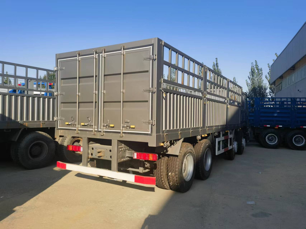 Sinotruk HOWO 371 8*4 Fence truck - Camião de caixa aberta/ Plataforma: foto 2 Sinotruk HOWO 371 8*4 Fence truck - Camião de caixa aberta/ Plataforma: foto 2