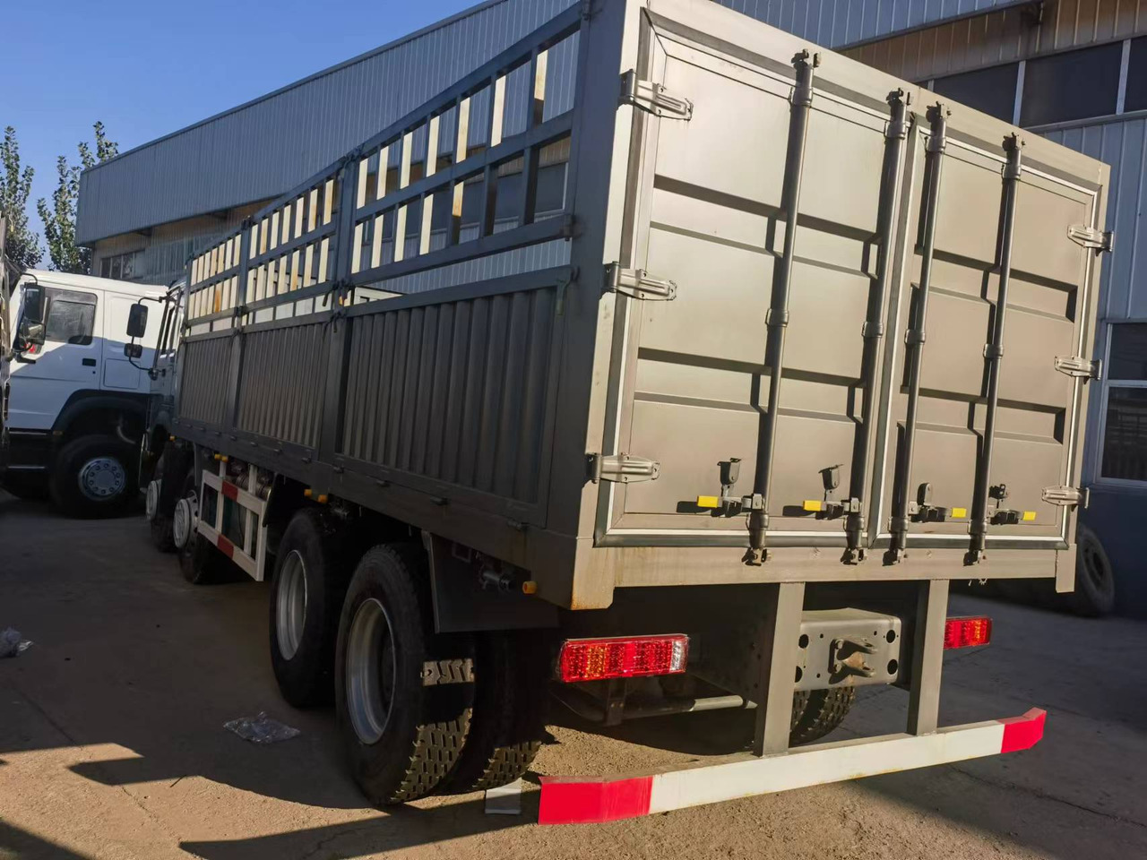 Sinotruk HOWO 371 8*4 Fence truck - Camião de caixa aberta/ Plataforma: foto 3 Sinotruk HOWO 371 8*4 Fence truck - Camião de caixa aberta/ Plataforma: foto 3