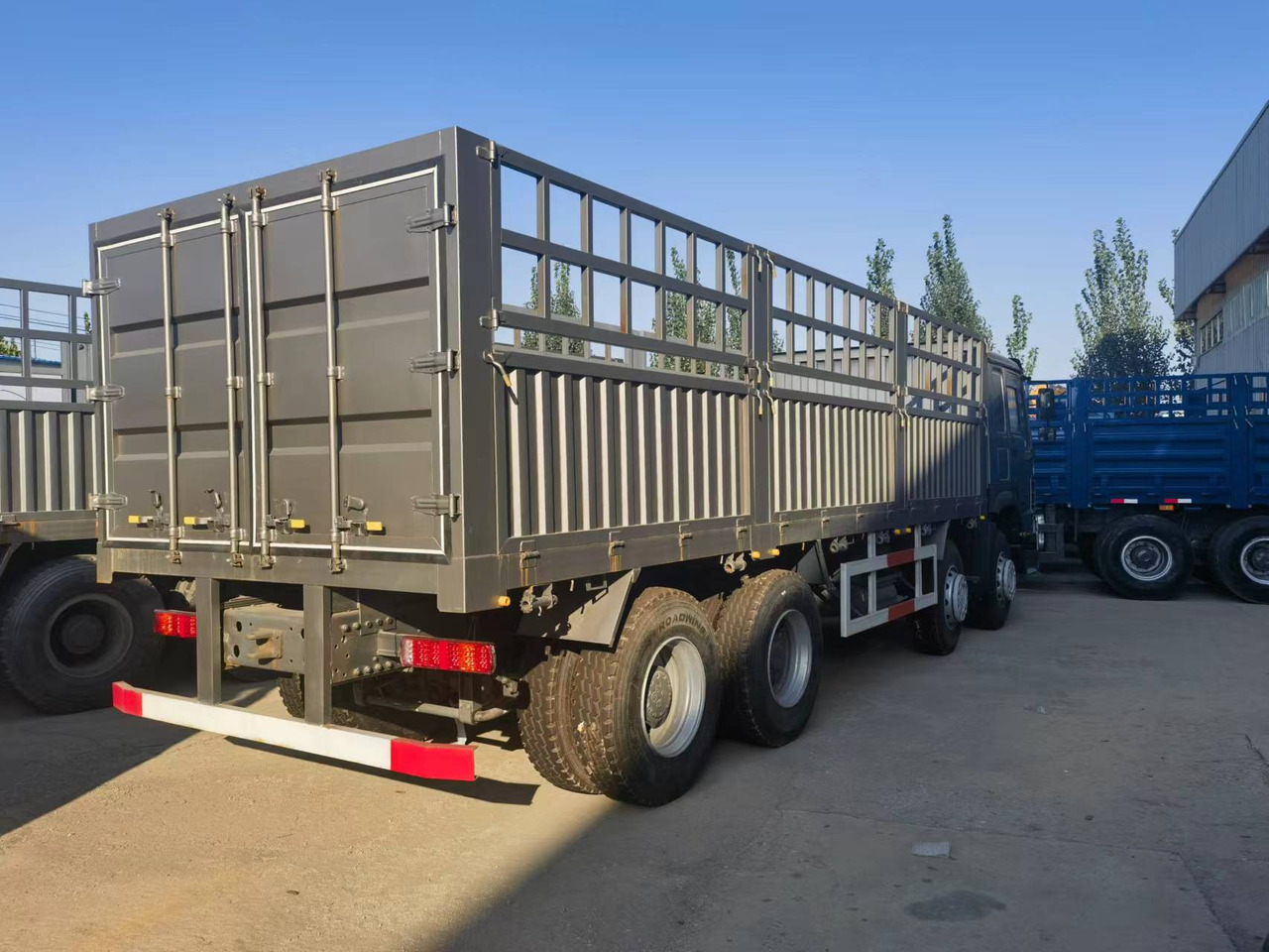 Sinotruk HOWO 371 8*4 Fence truck - Camião de caixa aberta/ Plataforma: foto 4 Sinotruk HOWO 371 8*4 Fence truck - Camião de caixa aberta/ Plataforma: foto 4