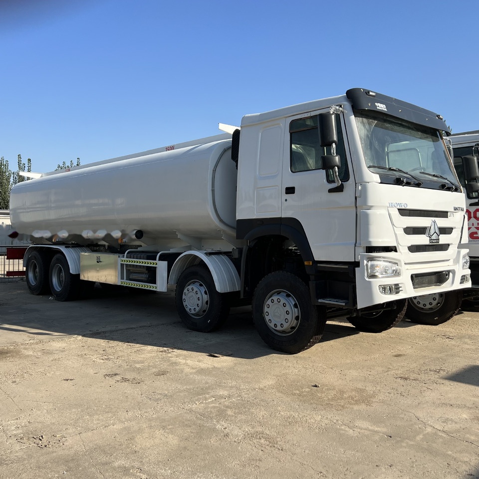 Sinotruk HOWO 371 8*4 Tank truck - Caminhão tanque: foto 1 Sinotruk HOWO 371 8*4 Tank truck - Caminhão tanque: foto 1