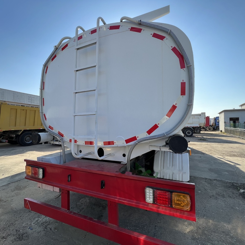 Sinotruk HOWO 371 8*4 Tank truck - Caminhão tanque: foto 3 Sinotruk HOWO 371 8*4 Tank truck - Caminhão tanque: foto 3