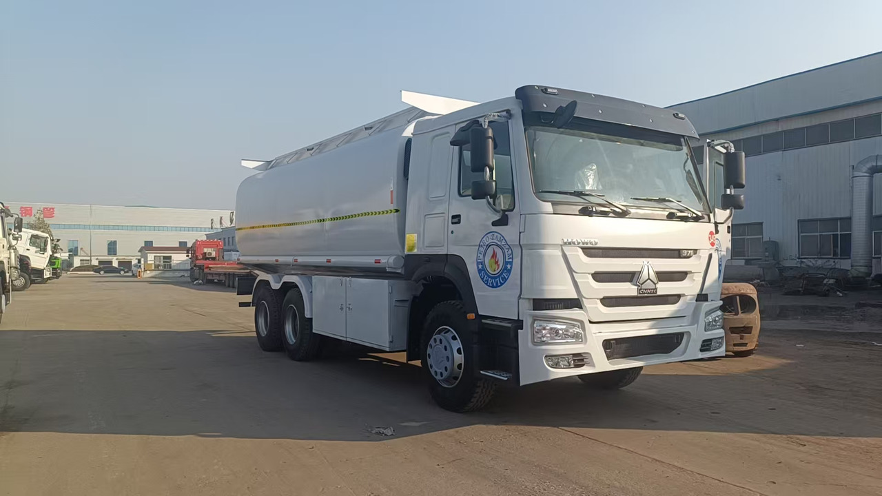 Sinotruk HOWO 371 Tank truck - Caminhão tanque: foto 2 Sinotruk HOWO 371 Tank truck - Caminhão tanque: foto 2