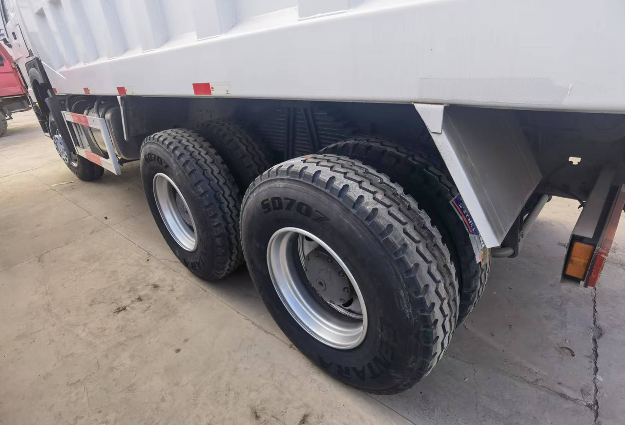 Sinotruk HOWO 375 6*4 Dump truck - Caminhão basculante: foto 2 Sinotruk HOWO 375 6*4 Dump truck - Caminhão basculante: foto 2